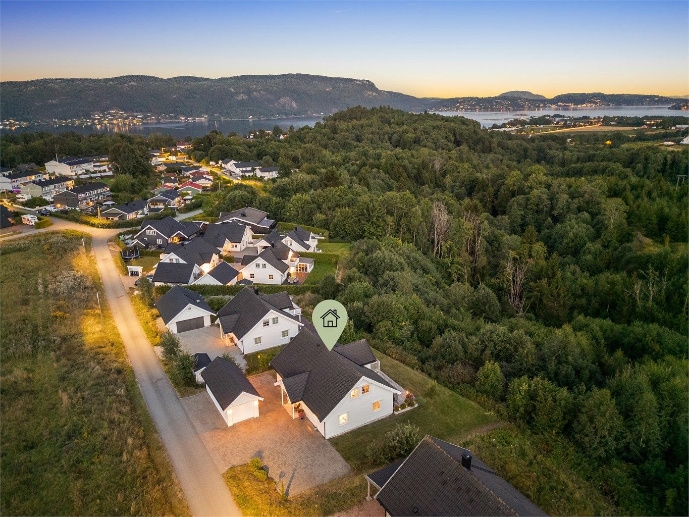 Barnevennlig nærområde med umiddelbar nærhet til lekeplass.