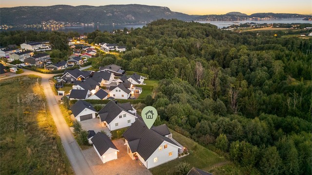 Barnevennlig nærområde med umiddelbar nærhet til lekeplass.