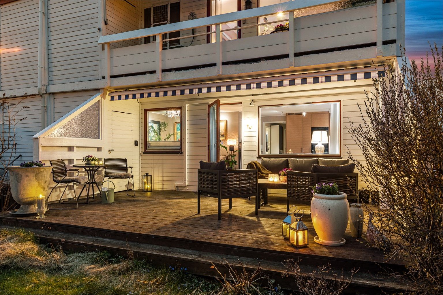 Et hyggelig uteområde utstyrt med motorisert markise ra 2023, som gir god skjerming for sol og vær. Praktisk bod i tilknytning til terrassen.