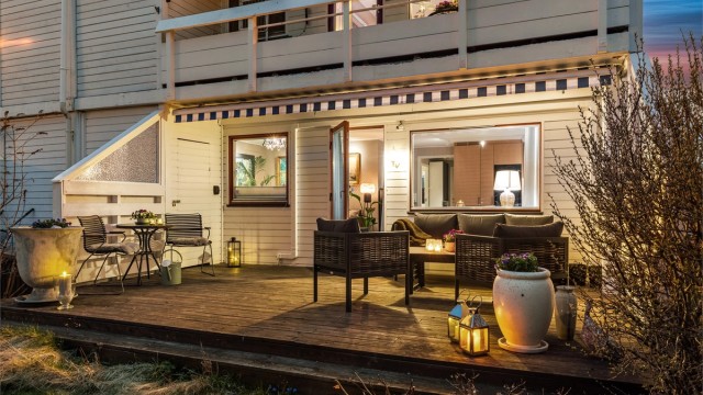 Et hyggelig uteområde utstyrt med motorisert markise ra 2023, som gir god skjerming for sol og vær. Praktisk bod i tilknytning til terrassen.