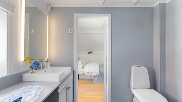 Badet ble modernisert i 2017 med gulvfliser, fliser på vegg og dør i dusjhjørne