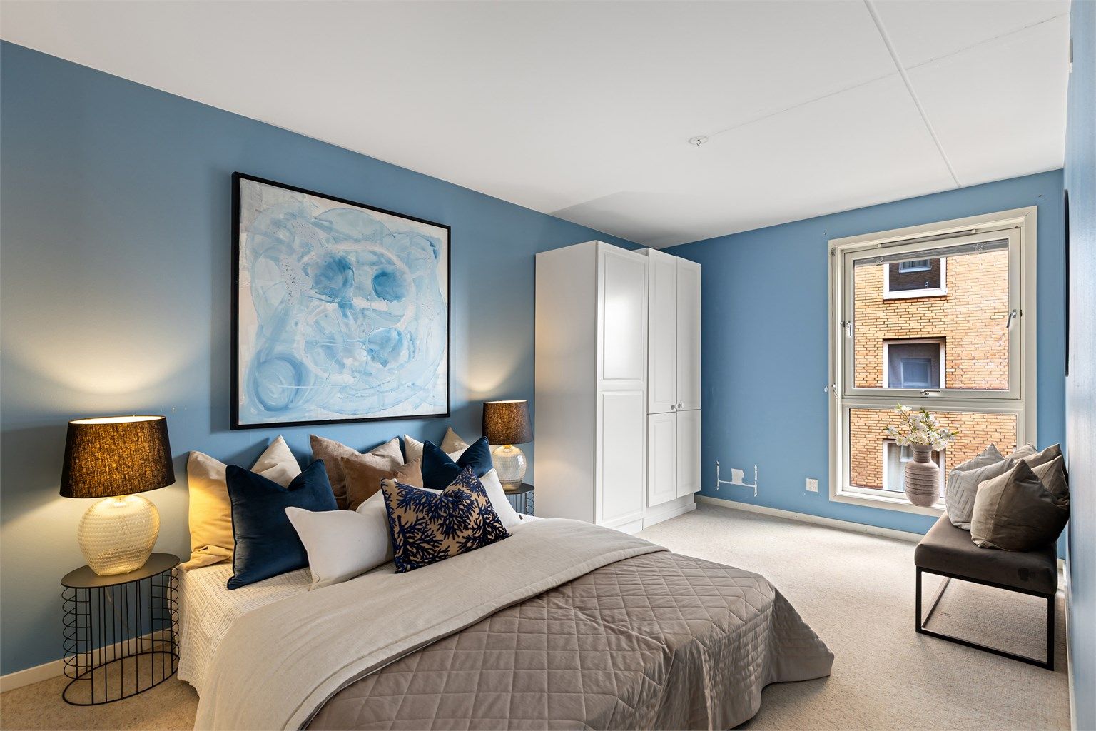 Stort hovedsoverom med god plass til stor dobbeltseng, i tillegg til godt med lagringsplass i garderobeskap. 