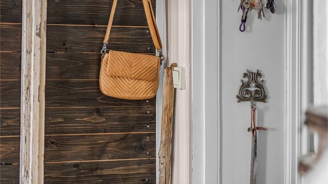 Lys og praktisk entre ved adkomst via felles trapperom med callinganlegg.