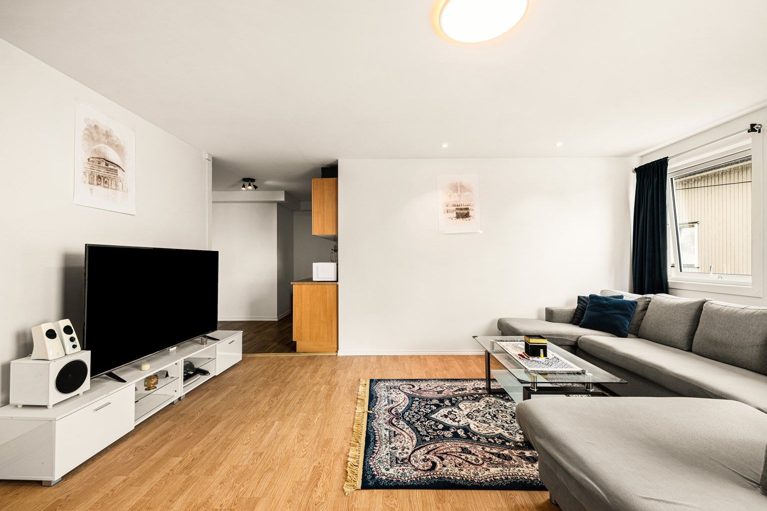 Overflater på vegger og himling ble malt både i stuen og på kjøkkenet i 2023.