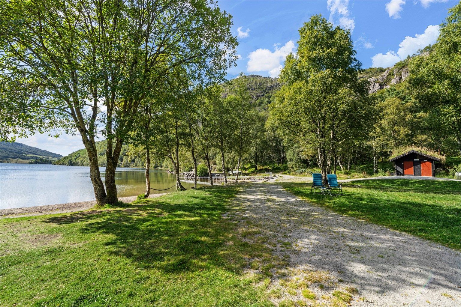 Tengesdalsvatnet byr på langgrunn sandstrand og opparbeidet badeplass.