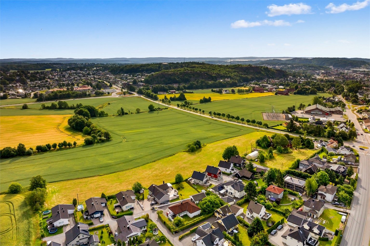 Haukerød barneskole [ 800m], Wang ung [ 800m ], Bugården ungdomsskole [ 2km ] og Sandefjord videregående skole [ 2,1 km ]