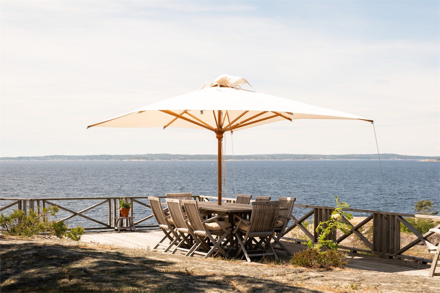 Sommerstid er det et myldrende småbåtliv å se rett utenfor.