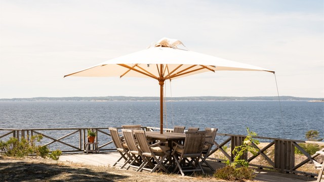 Sommerstid er det et myldrende småbåtliv å se rett utenfor.