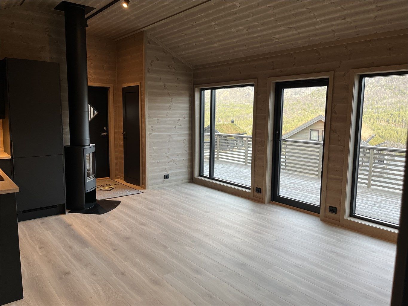 Fra stuen er det utgang til en stor veranda hvor du kan nyte solfylte dager på fjellet. 