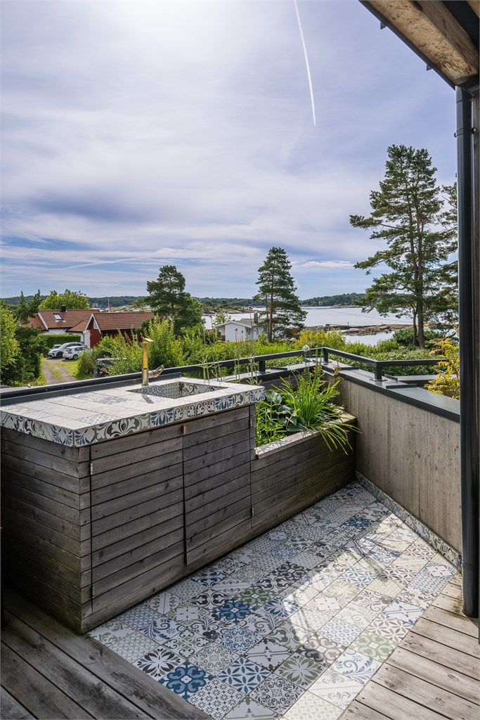 Her er du umiddelbart ute i en av Norges flotteste skjærgårder. Tjøme er ett av Norges steder med flest soltimer, kombinert med fantastiske sandstrender, badeplasser og varme svaberg - gjør det Tjøme til et attraktivt sted å bosette seg og feriere. 