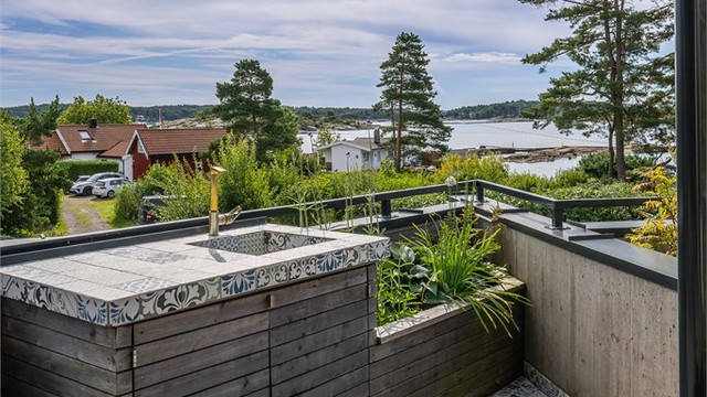 Her er du umiddelbart ute i en av Norges flotteste skjærgårder. Tjøme er ett av Norges steder med flest soltimer, kombinert med fantastiske sandstrender, badeplasser og varme svaberg - gjør det Tjøme til et attraktivt sted å bosette seg og feriere.