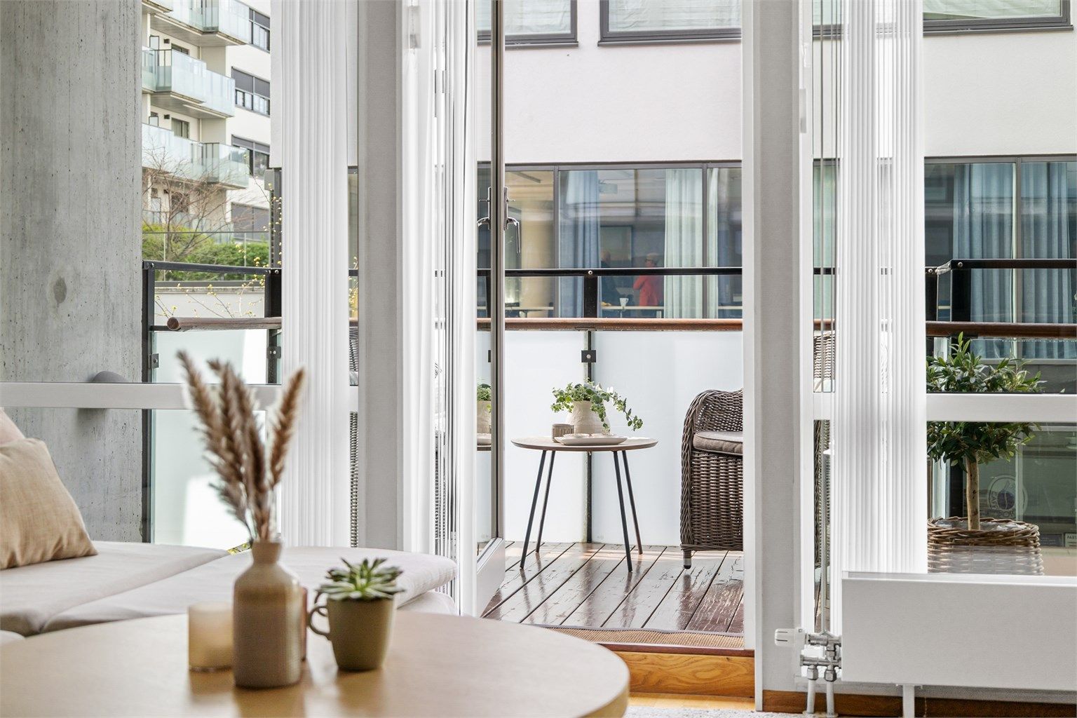 Radiatorer med fjernvarme (felles sentralfyranlegg) i leiligheten