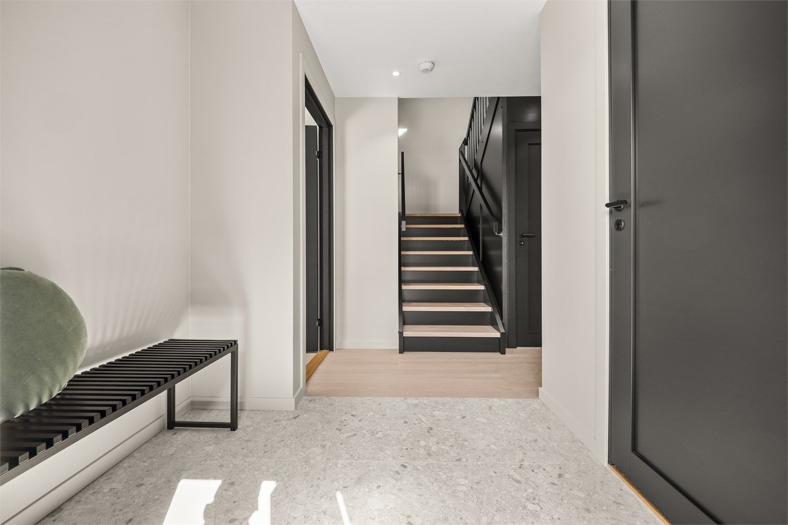 Velkommen inn gangen er flislagt med varmekabler.