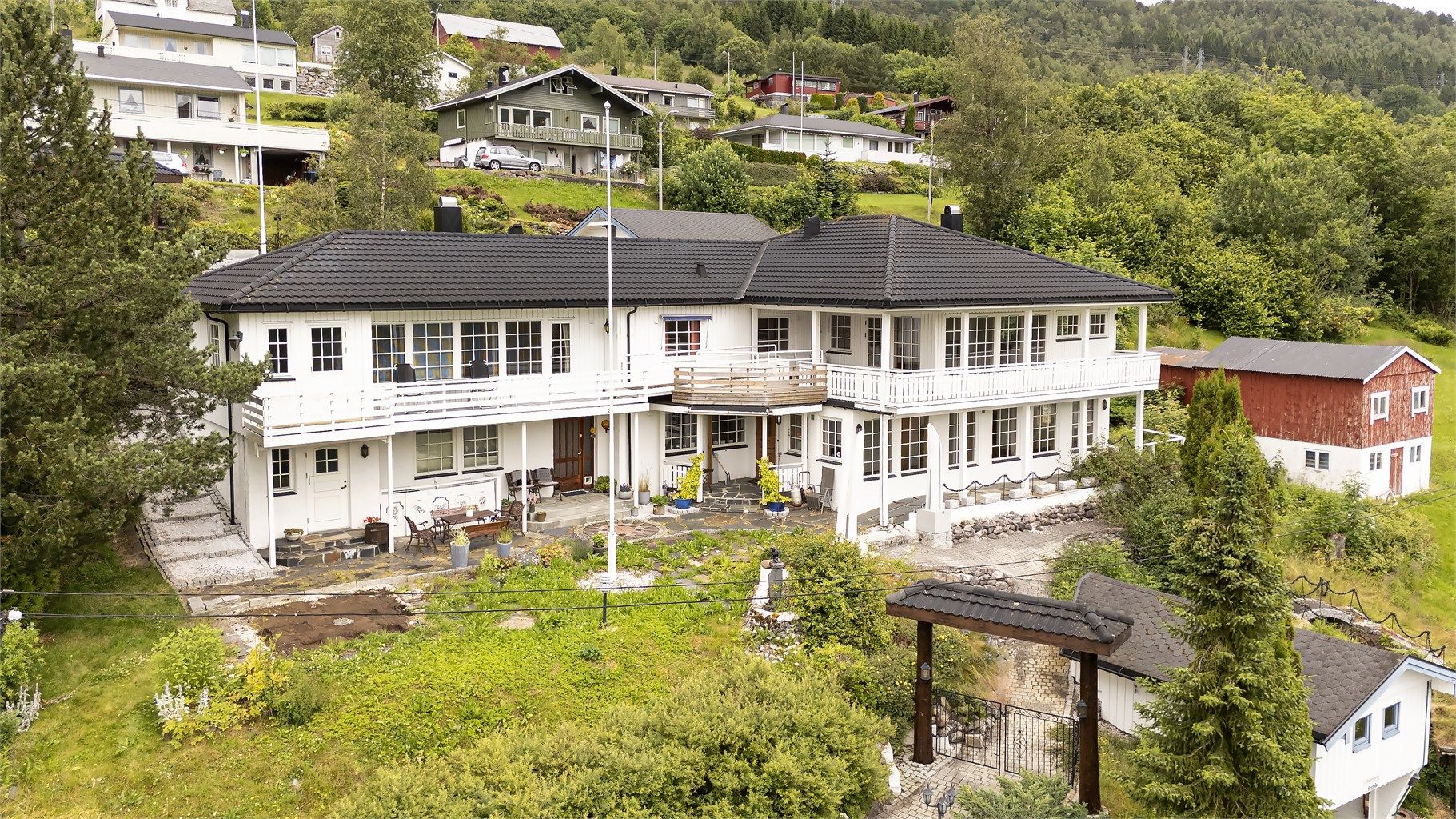 Velkommen til Hatlevegen 1,3,7 og 9 - en flott større boligeiendom med flere boenheter beliggende i Vaksvika presentert av Eiendomsmegler Harald Osdal