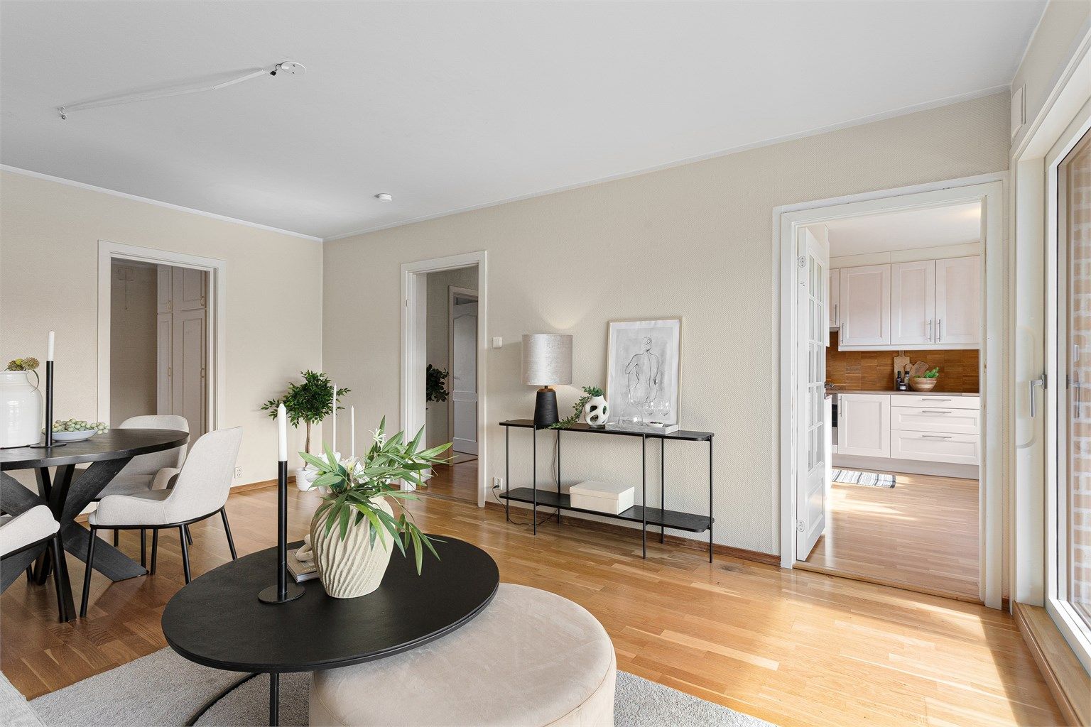 Adkomst fra stuen til innglasset balkong