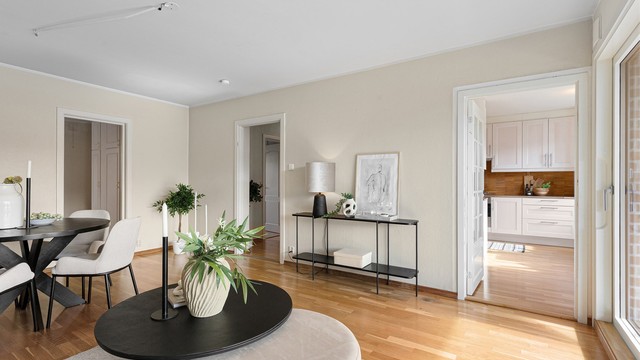 Adkomst fra stuen til innglasset balkong