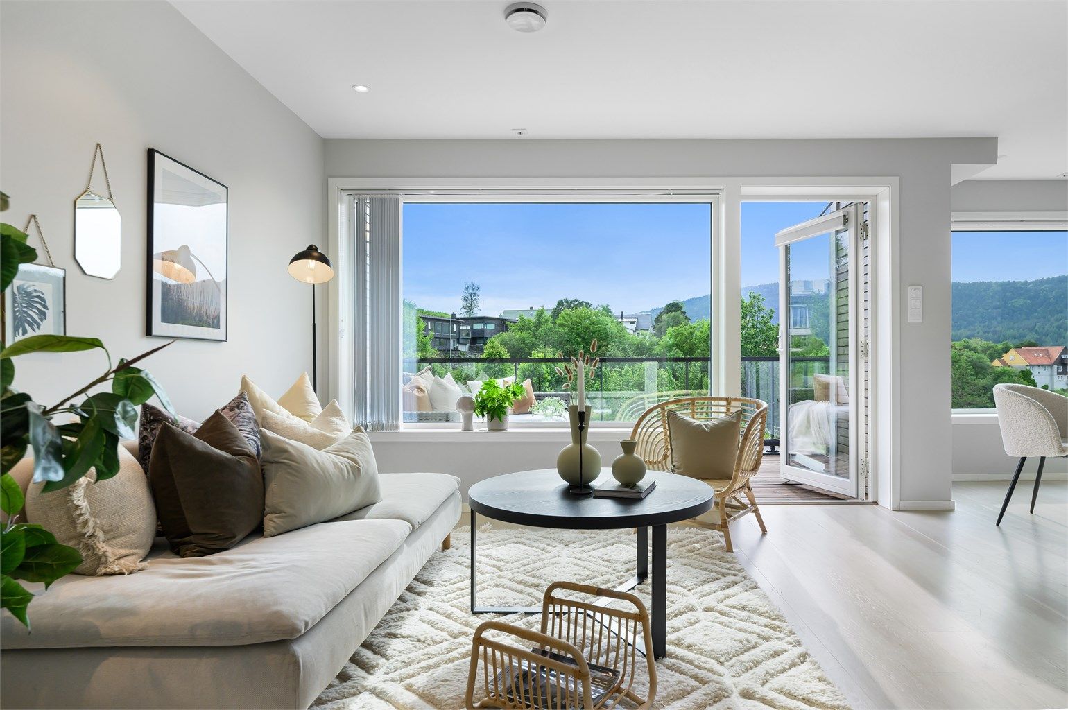 Gulvene ble slipte og lakket i 2023. 