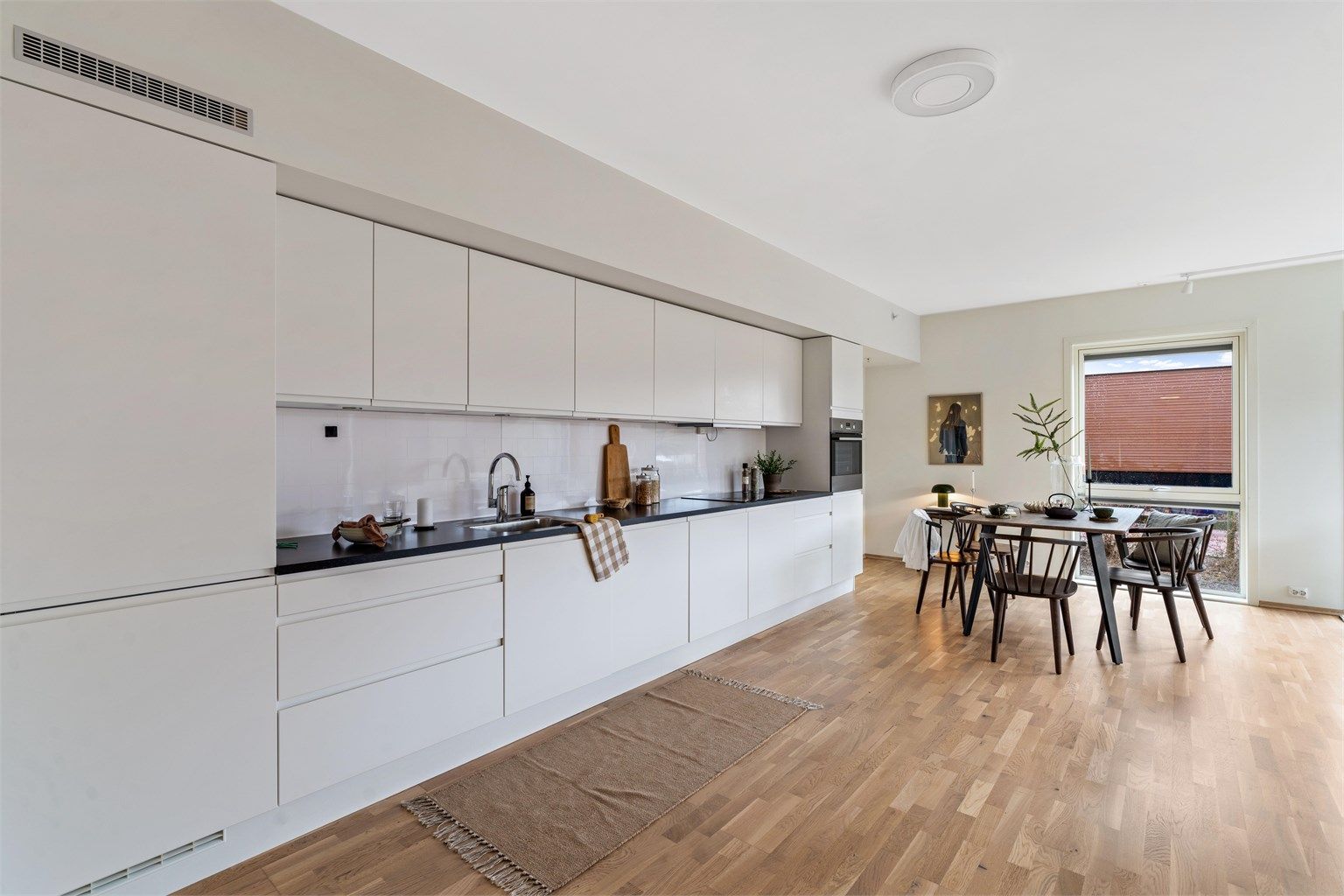 Gode arbeidsflater og nok av skapplass.