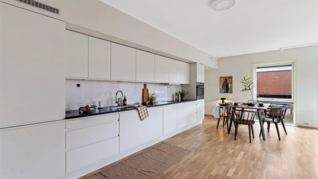 Gode arbeidsflater og nok av skapplass.