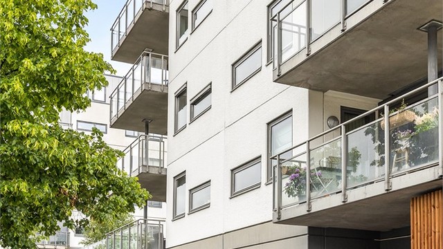 Felles overbygget inngangsparti med videre heis- og trappeadkomst til leilighetens etasjeplan (4. etasje).