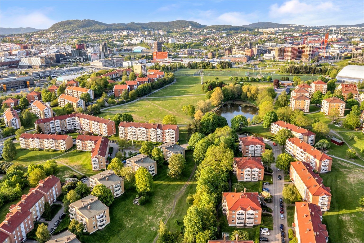 En av de nærmeste naboene er de store, flotte grøntområdene på Valle Hovin.