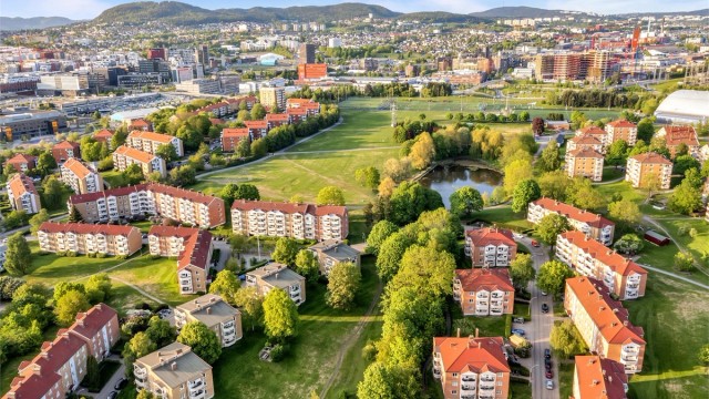 En av de nærmeste naboene er de store, flotte grøntområdene på Valle Hovin.