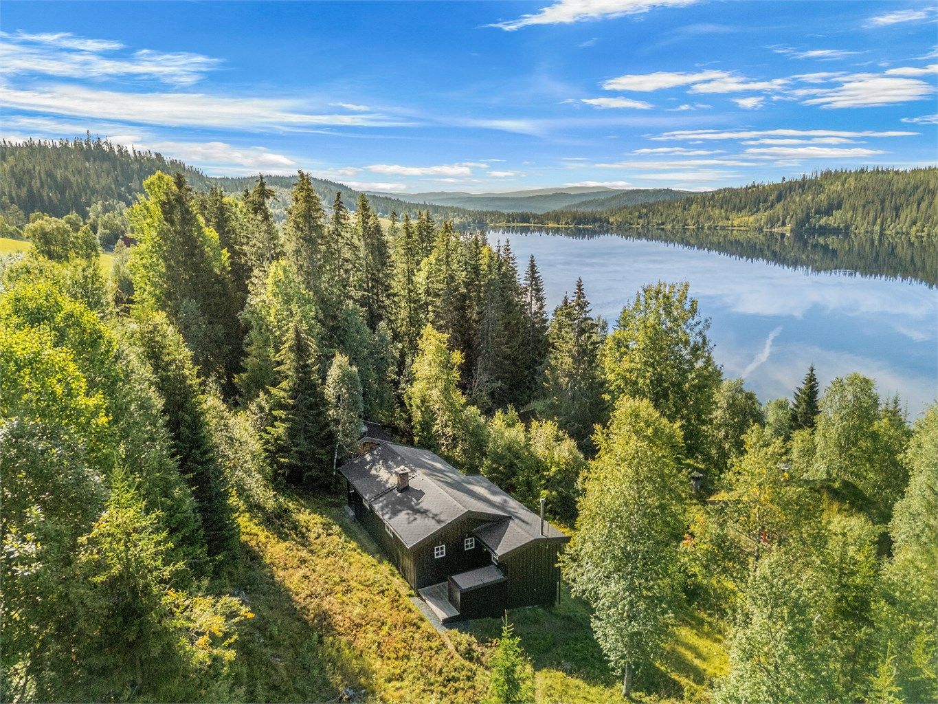 Fin utsikt og gode solforhold på eiendommen, fra ca midt på dagen til kvelden