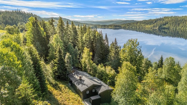 Fin utsikt og gode solforhold på eiendommen, fra ca midt på dagen til kvelden