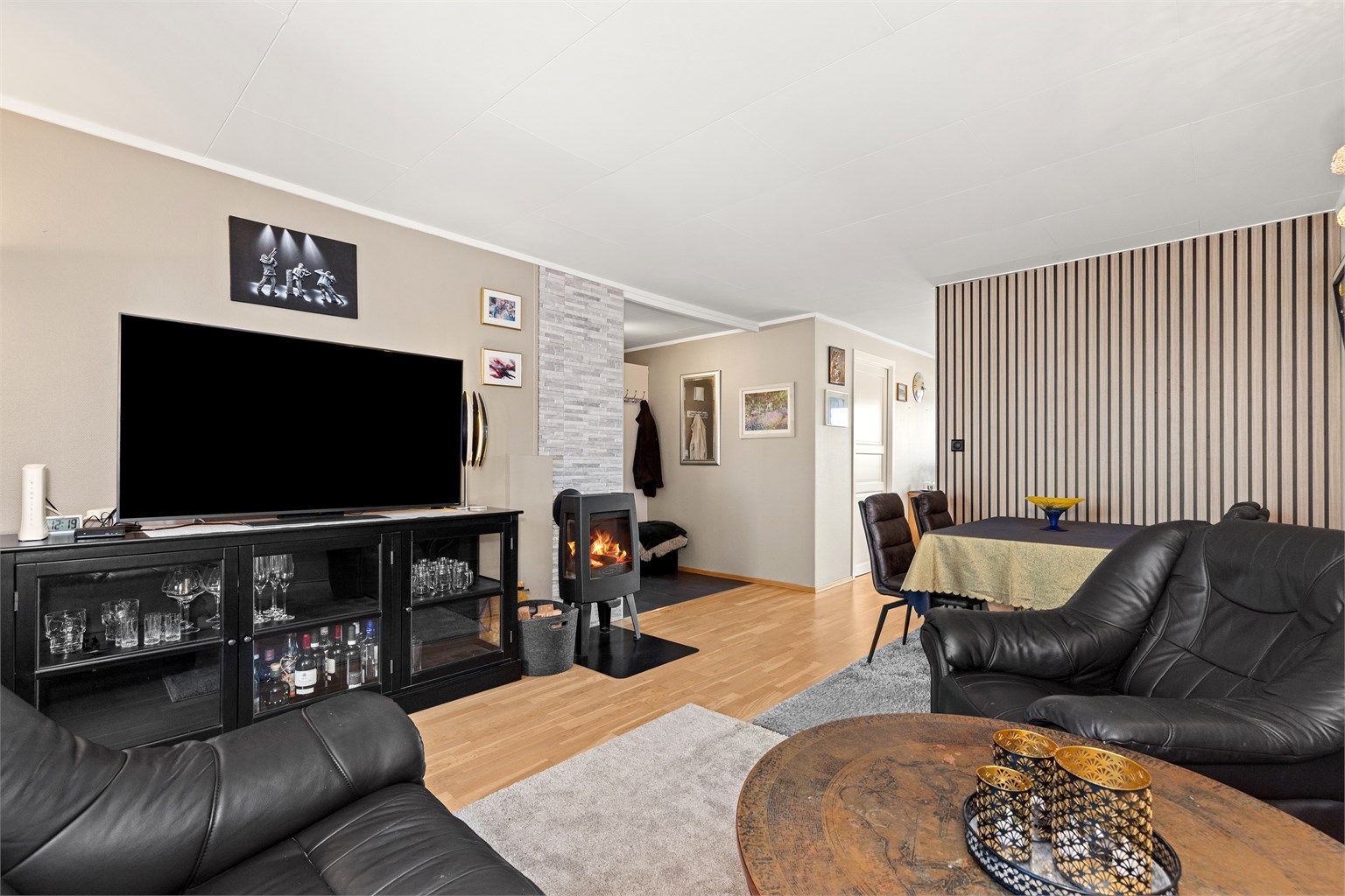 I stuen er det også peisovn for varme og kos. 