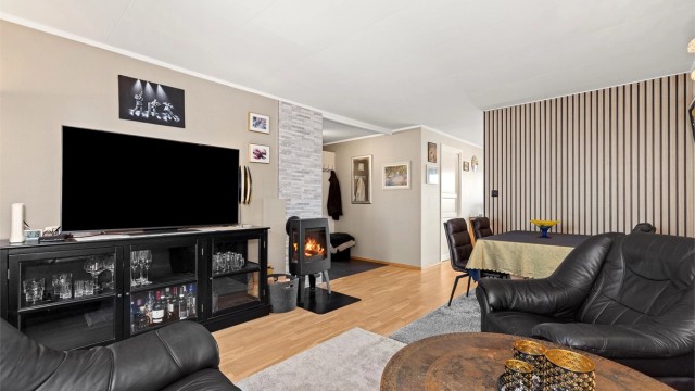 I stuen er det også peisovn for varme og kos.