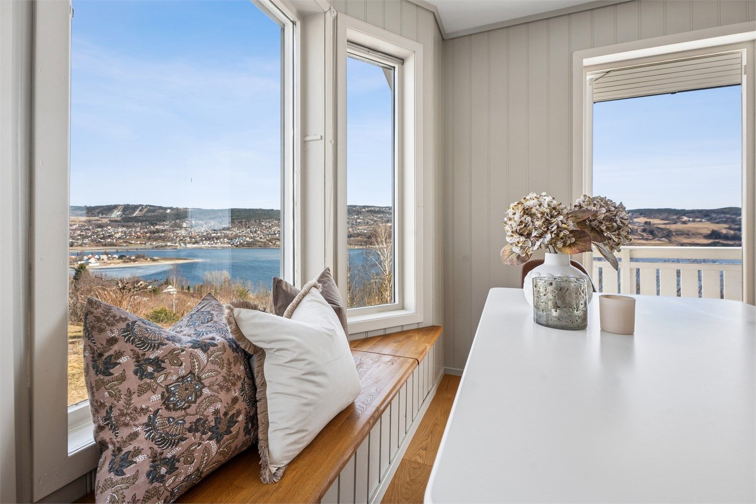 Den herlige utsikten er virkelig en rød tråd gjennom boligen.