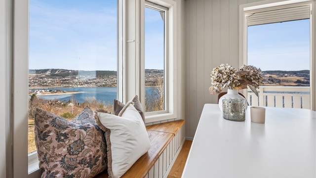 Den herlige utsikten er virkelig en rød tråd gjennom boligen.