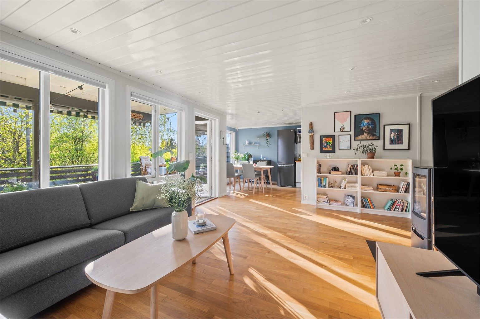 Boligen er holdt i lyse og delikate nyanser, som sammen med store vindusflater og rikelig med lysinnslipp skaper en lys og luftig atmosfære.