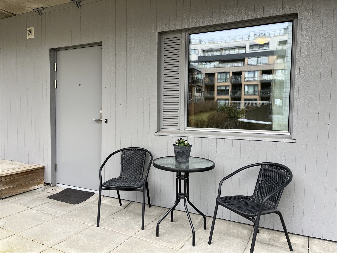 På sommerstid kan kveldssolen nytes ved inngangspartiet.