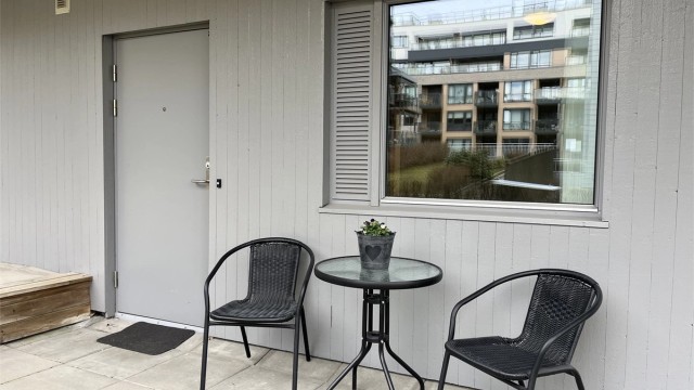 På sommerstid kan kveldssolen nytes ved inngangspartiet.