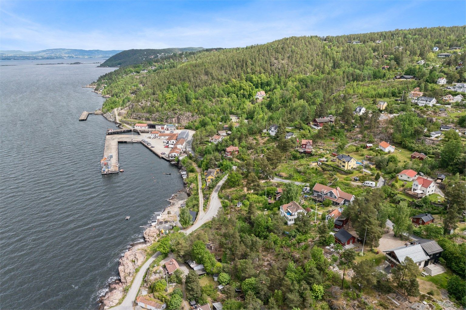 Området byr på ypperlige forhold for både båtfolk og turgåere – med kyststi, fiskeplasser og små øyperler rett utenfor døren