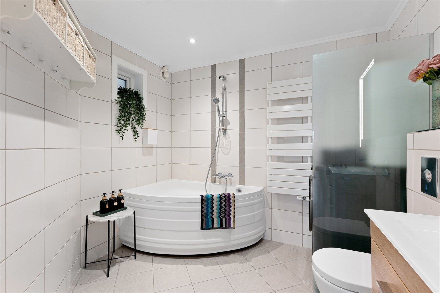 Plass til vaskemaskin og tørketrommel bak glassvegg