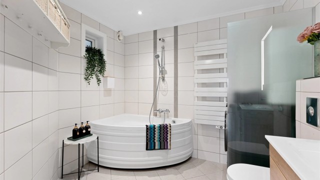 Plass til vaskemaskin og tørketrommel bak glassvegg