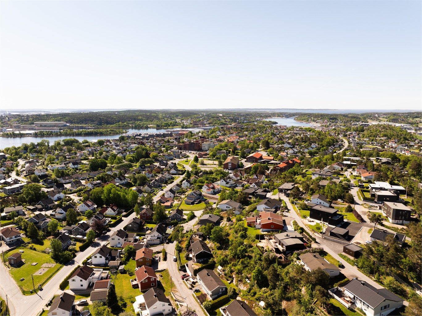 Fra Bjerkelundsveien 10A er det gangavstand til de fleste fasiliteter og tilbud på Gressvik, deriblant nye Gressvik Torg og gratis passasjerferge til byen.