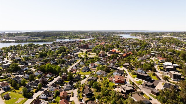 Fra Bjerkelundsveien 10A er det gangavstand til de fleste fasiliteter og tilbud på Gressvik, deriblant nye Gressvik Torg og gratis passasjerferge til byen.