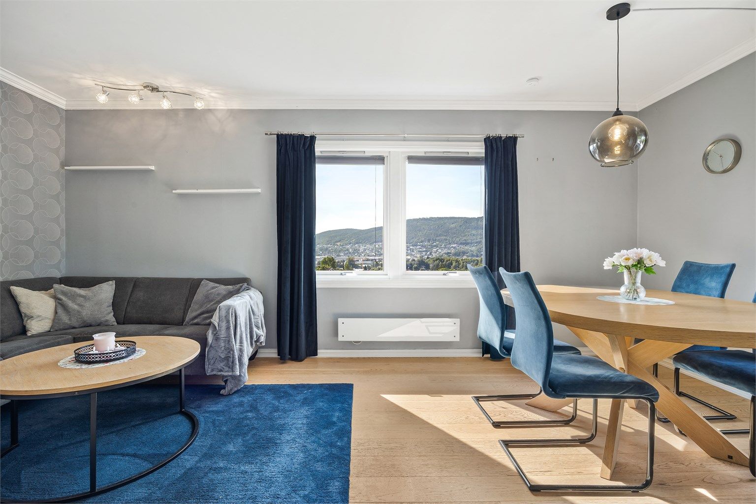 Stuen har god plass til både en romslig sofagruppe og spisebord.