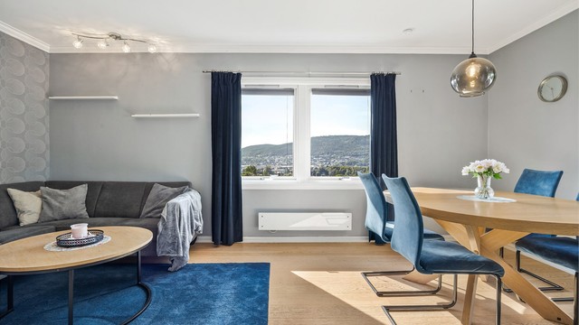 Stuen har god plass til både en romslig sofagruppe og spisebord.