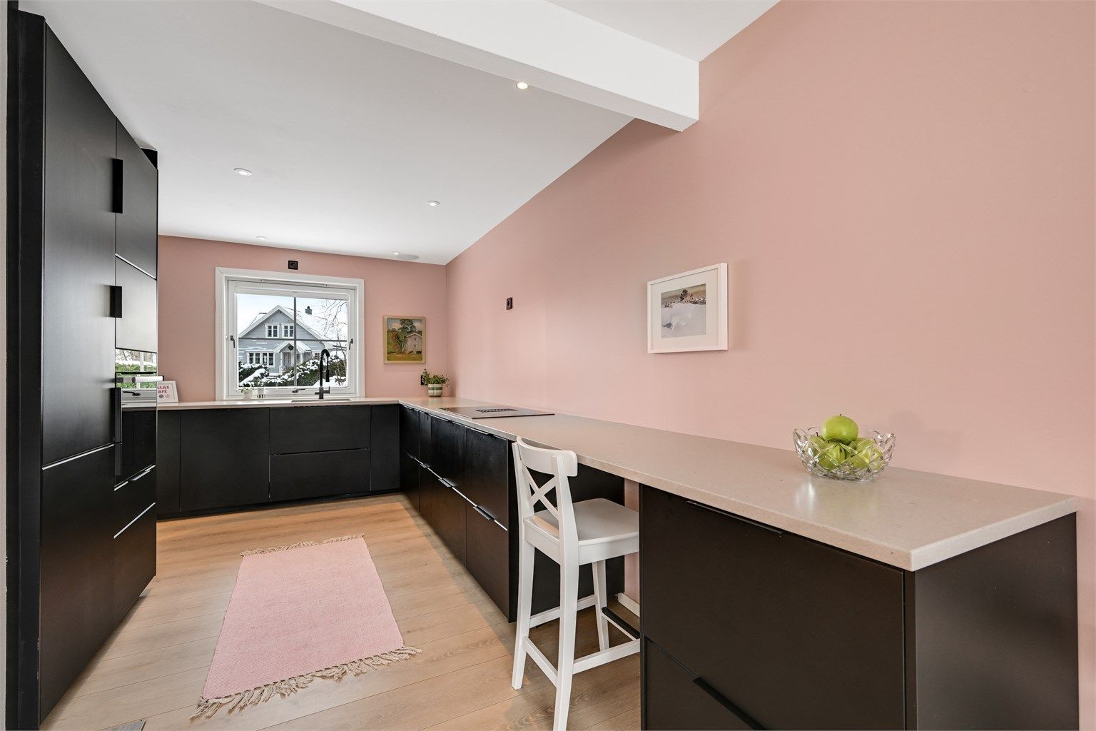 Stilrent kjøkken fra 2023 med innredning fra IKEA. Kjøkkenet har glatte fronter og en lekker benkeplate i stein/kompositt