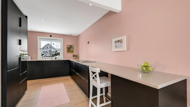 Stilrent kjøkken fra 2023 med innredning fra IKEA. Kjøkkenet har glatte fronter og en lekker benkeplate i stein/kompositt