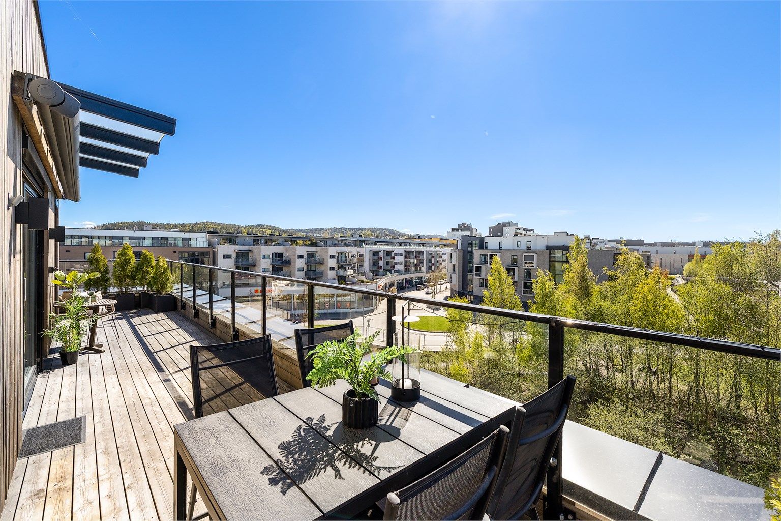 Toppleilighet med privat takterrasse, fri utsikt og nydelige solforhold.