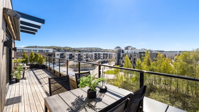 Toppleilighet med privat takterrasse, fri utsikt og nydelige solforhold.