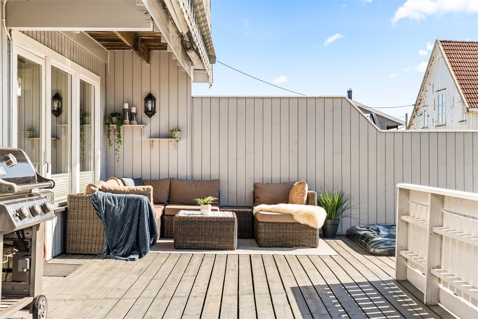 Den store terrassen har rikelig med plass til flere sittegrupper og grill.