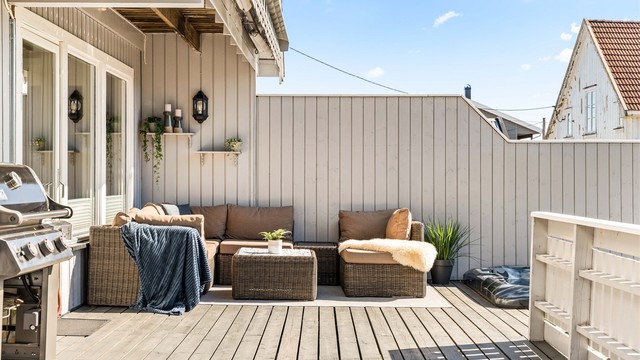 Den store terrassen har rikelig med plass til flere sittegrupper og grill.