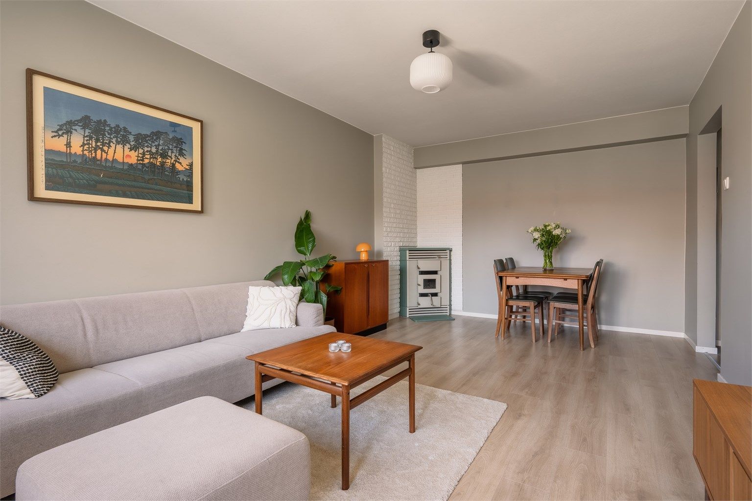 Stuen har en veldimensjonert utforming som gir god plass til en romslig sofagruppe med tilhørende salongbord og tv-seksjon.