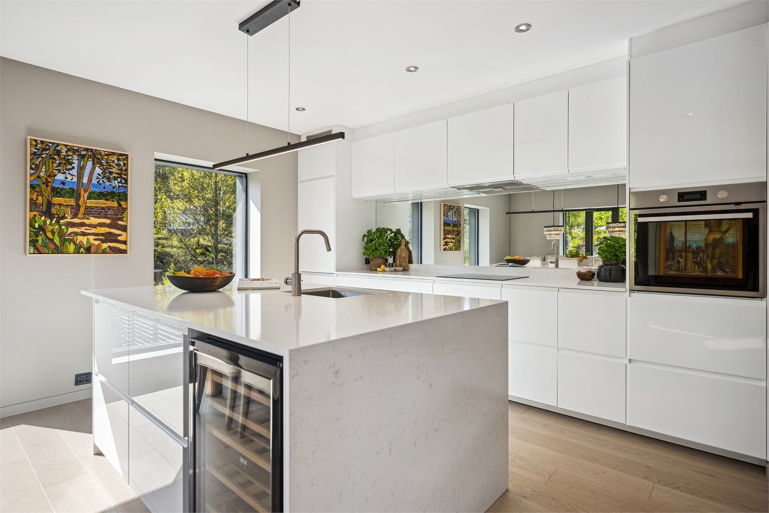 Kjøkkenet har meget god lagringsplass, og integrerte hvitevarer som induksjonstopp, stekeovn, oppvaskmaskin, kjøl/frys samt vinskap. 